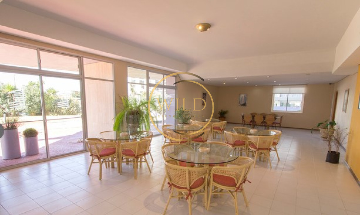Apartamento ID.2079 - Oportunidad. Vende apartamento de 2 dormitorios con amplia planta en Punta del Este