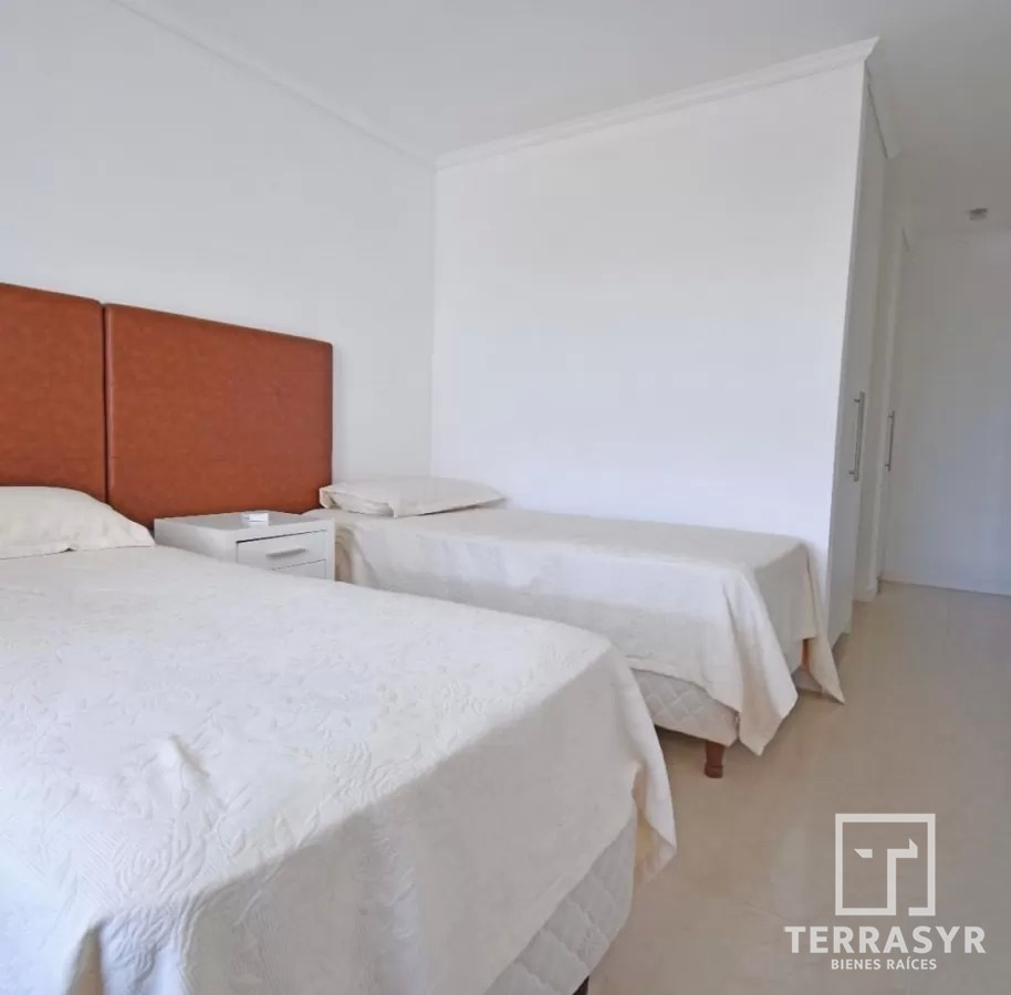 Apartamento ID.596 - Departamento de 2 dormitorios con parrillero en venta en Casino Tower