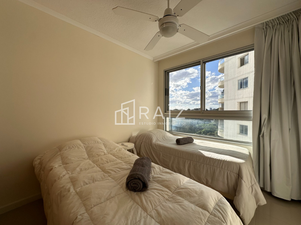 Apartamento ID.11739 - Hermoso apartamento en venta de 3 dormitorios y dependencia en Punta del Este.