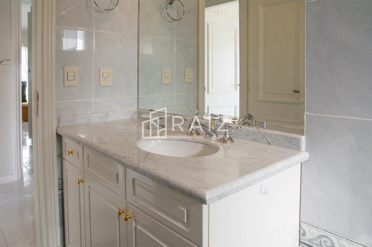 Apartamento ID.11842 - Departamento de 3 dormitorios en venta frente a Playa Mansa, Coral Tower