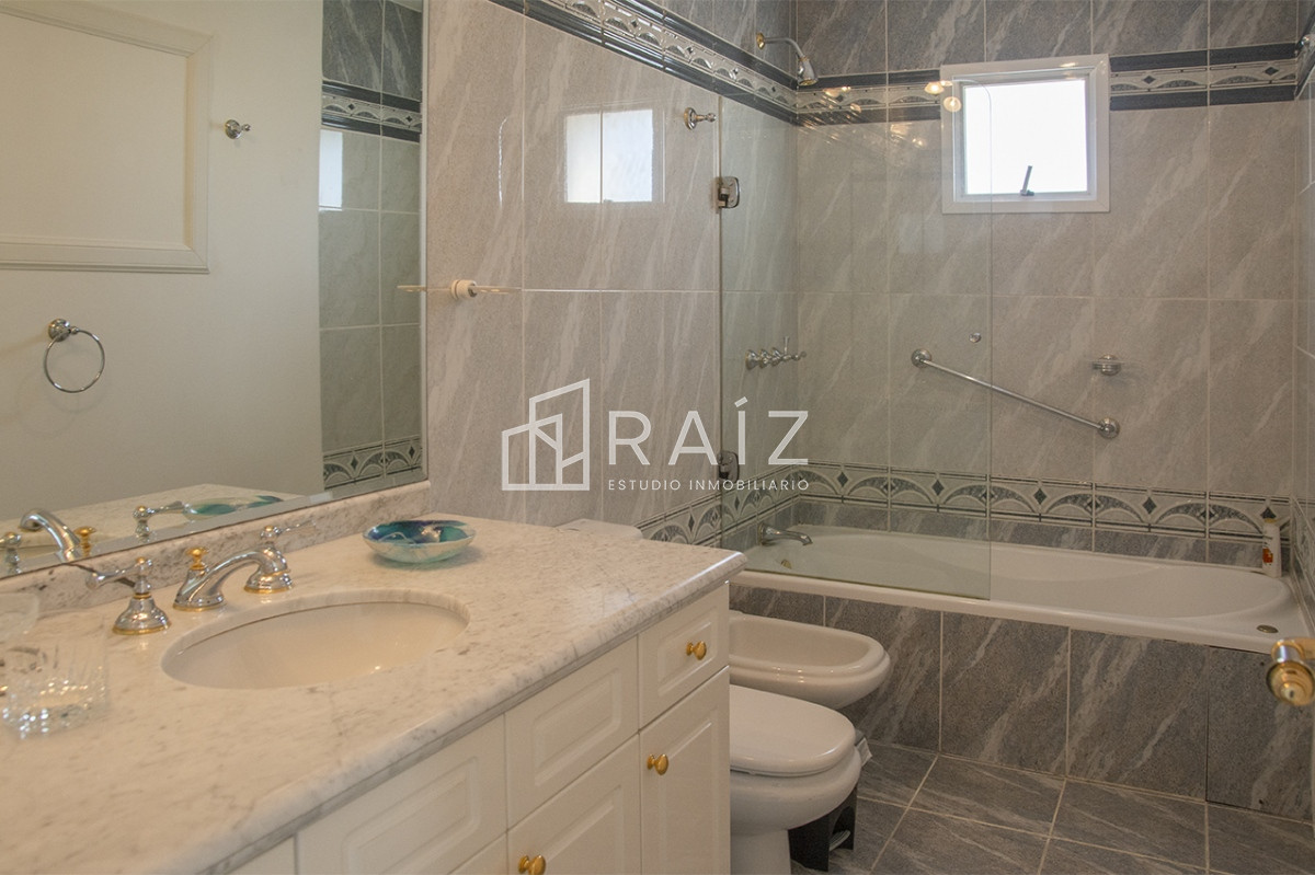 Apartamento ID.11842 - Departamento de 3 dormitorios en venta frente a Playa Mansa, Coral Tower