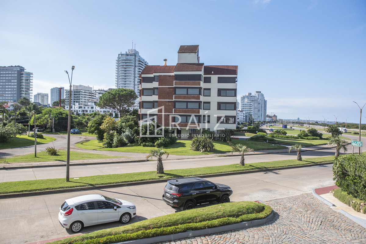 Apartamento ID.10580 - Vende departamento de 3 dormitorios en Ocean Tower, Punta del Este 