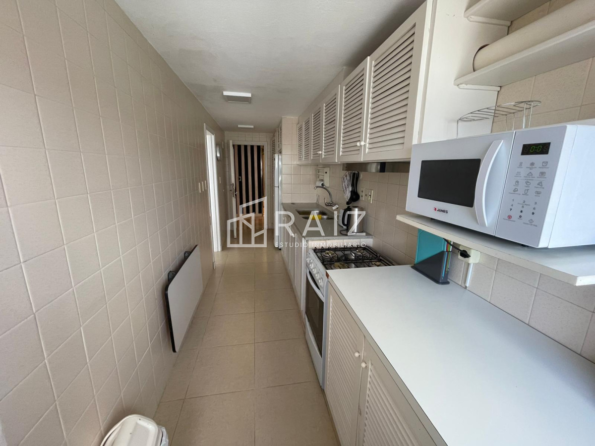 Apartamento ID.11728 - Apartamento de 2 dormitorios con vista al mar en venta en Peninsula.