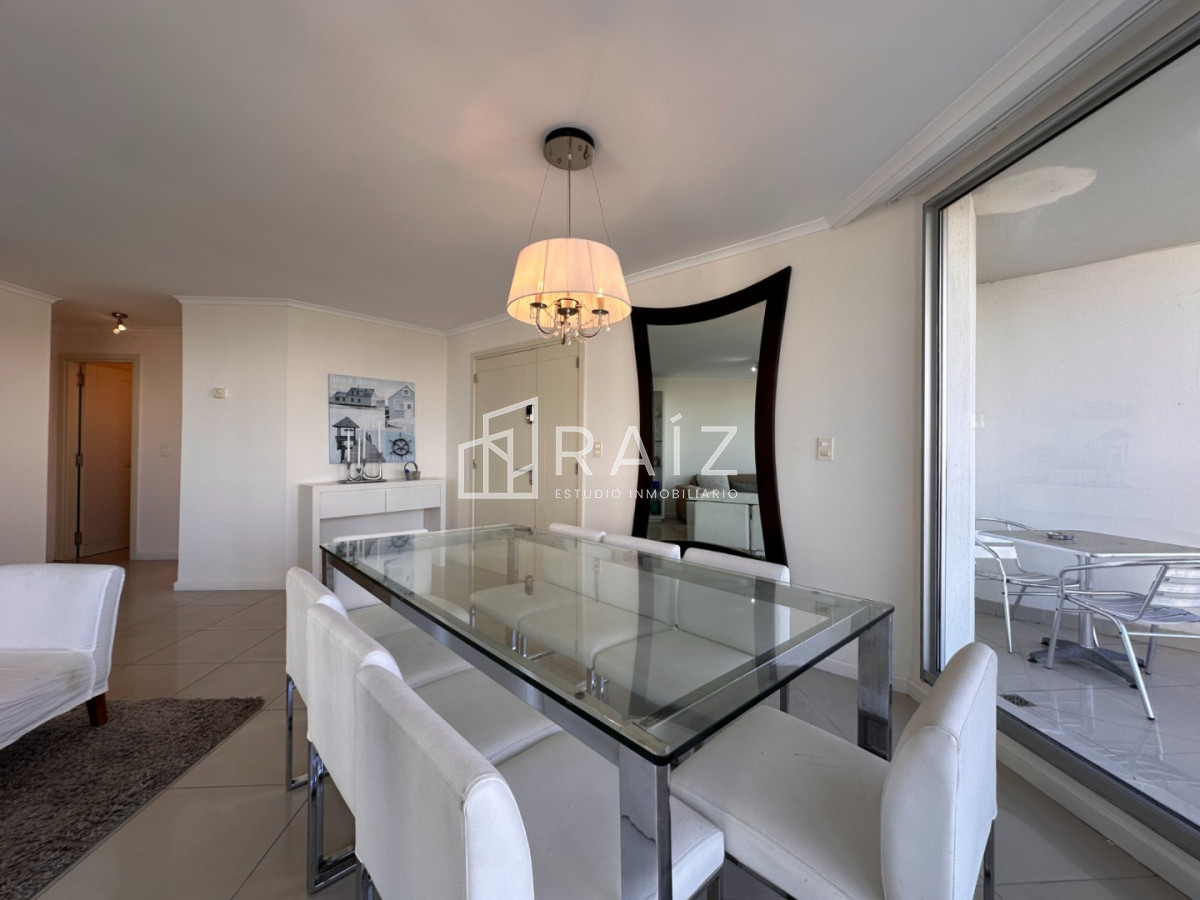 Apartamento ID.11739 - Hermoso apartamento en venta de 3 dormitorios y dependencia en Punta del Este.