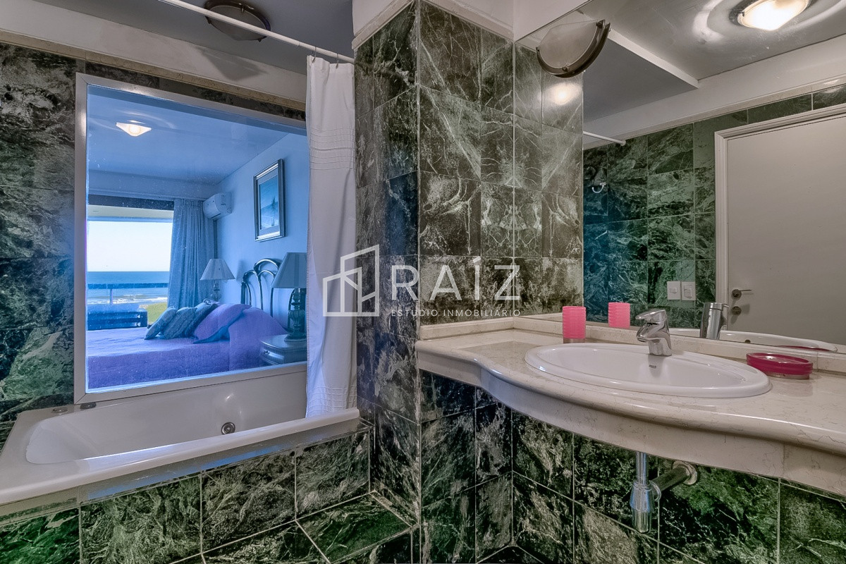 Apartamento ID.11795 - VENTA APARTAMENTO PENTHOUSE 2 DORMITORIOS Y DEPENDENCIA PLAYA BRAVA