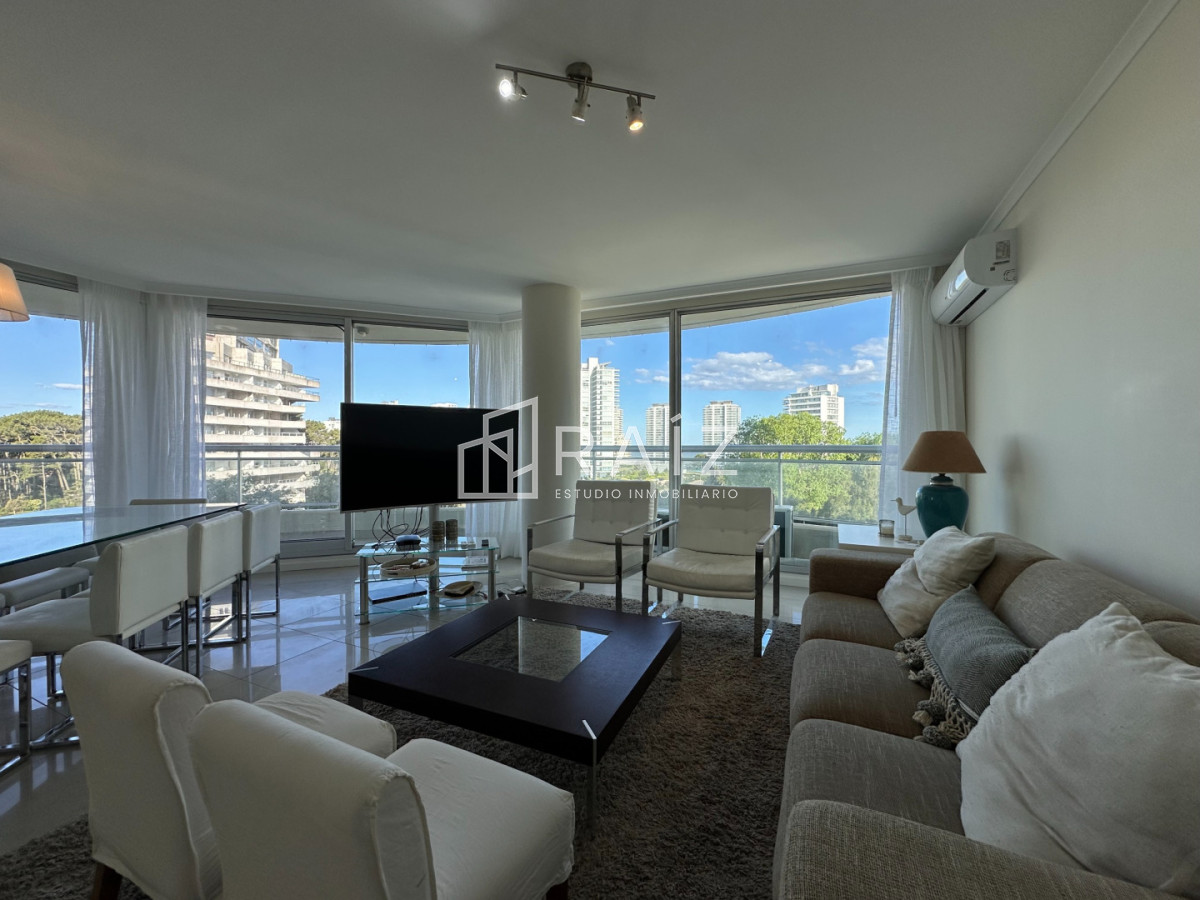 Apartamento ID.11739 - Hermoso apartamento en venta de 3 dormitorios y dependencia en Punta del Este.