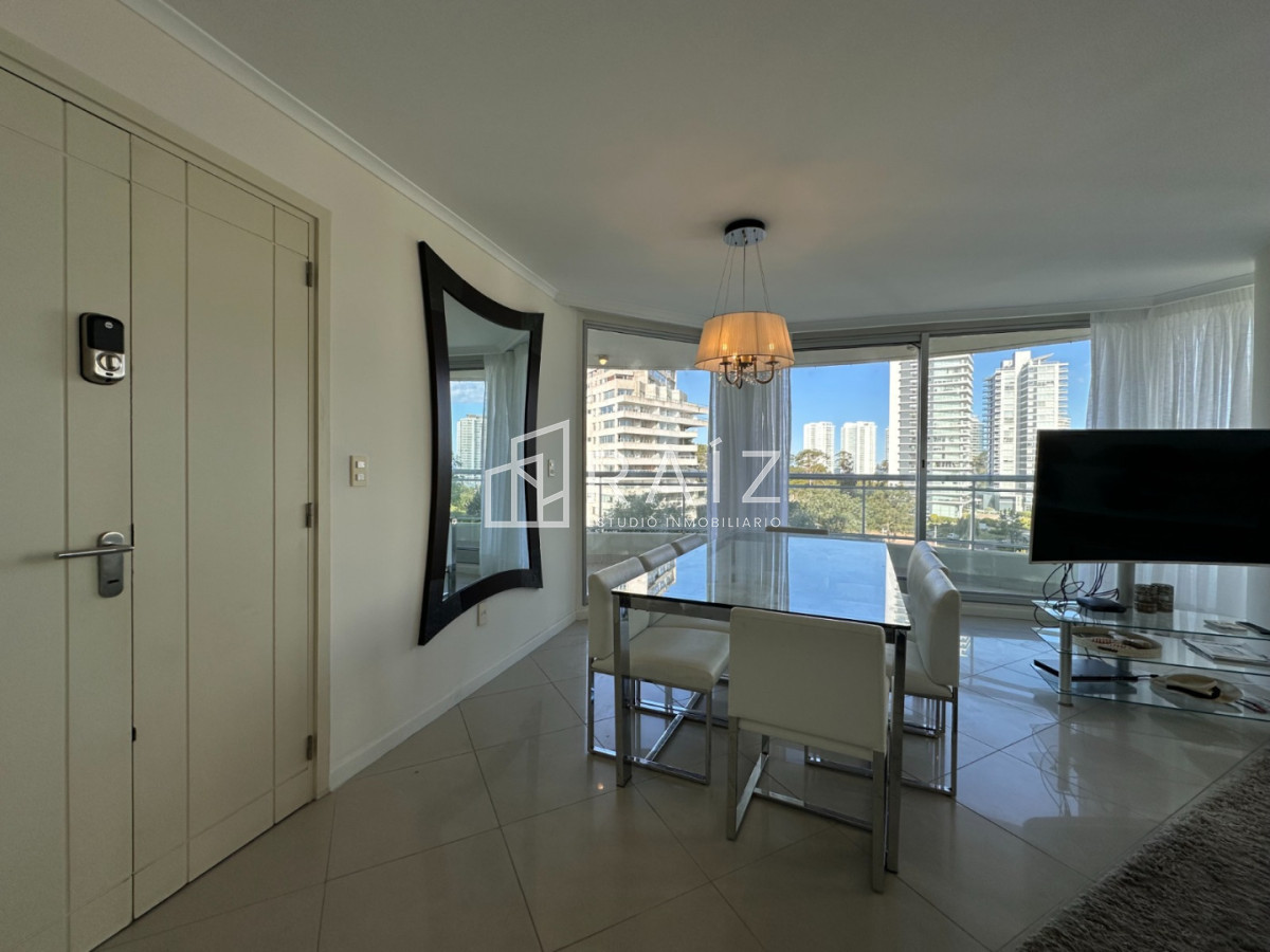 Apartamento ID.11739 - Hermoso apartamento en venta de 3 dormitorios y dependencia en Punta del Este.