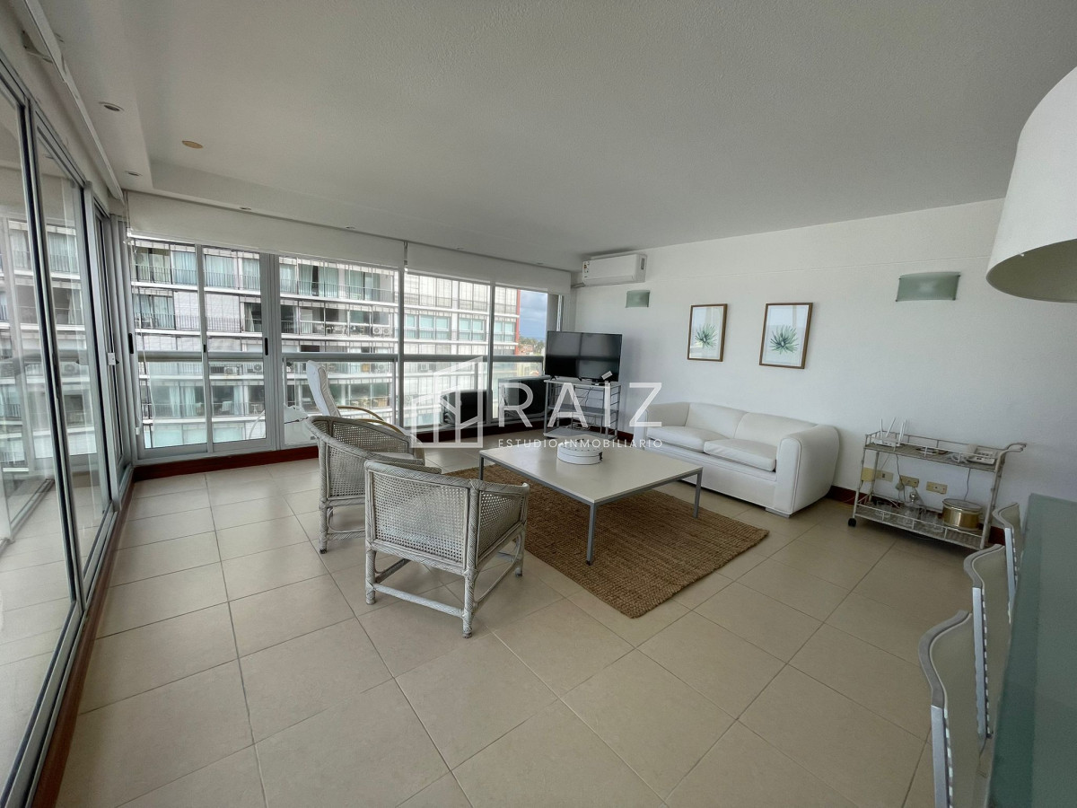 Apartamento ID.11728 - Apartamento de 2 dormitorios con vista al mar en venta en Peninsula.