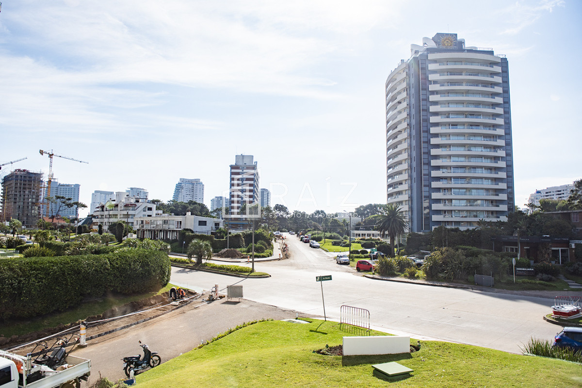 Apartamento ID.10580 - Vende departamento de 3 dormitorios en Ocean Tower, Punta del Este 