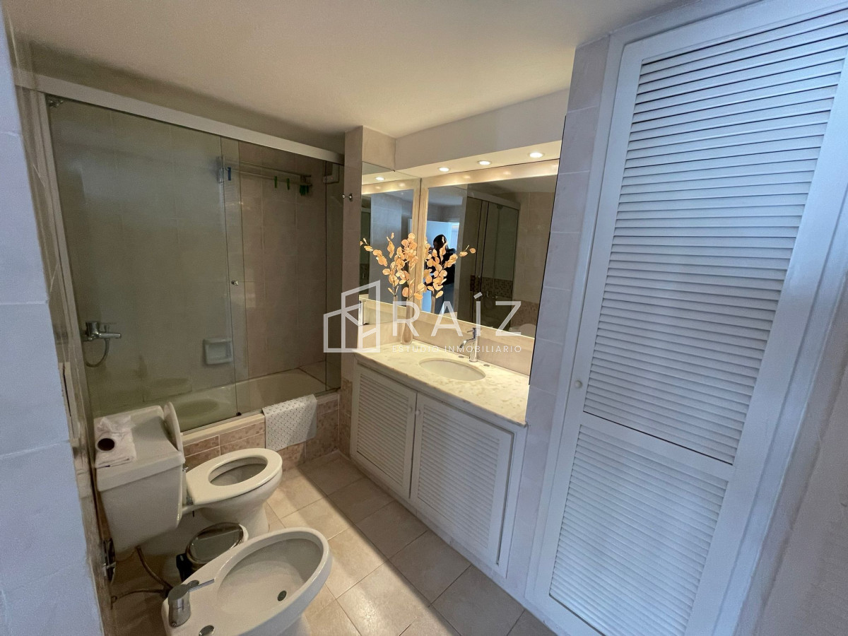 Apartamento ID.11728 - Apartamento de 2 dormitorios con vista al mar en venta en Peninsula.