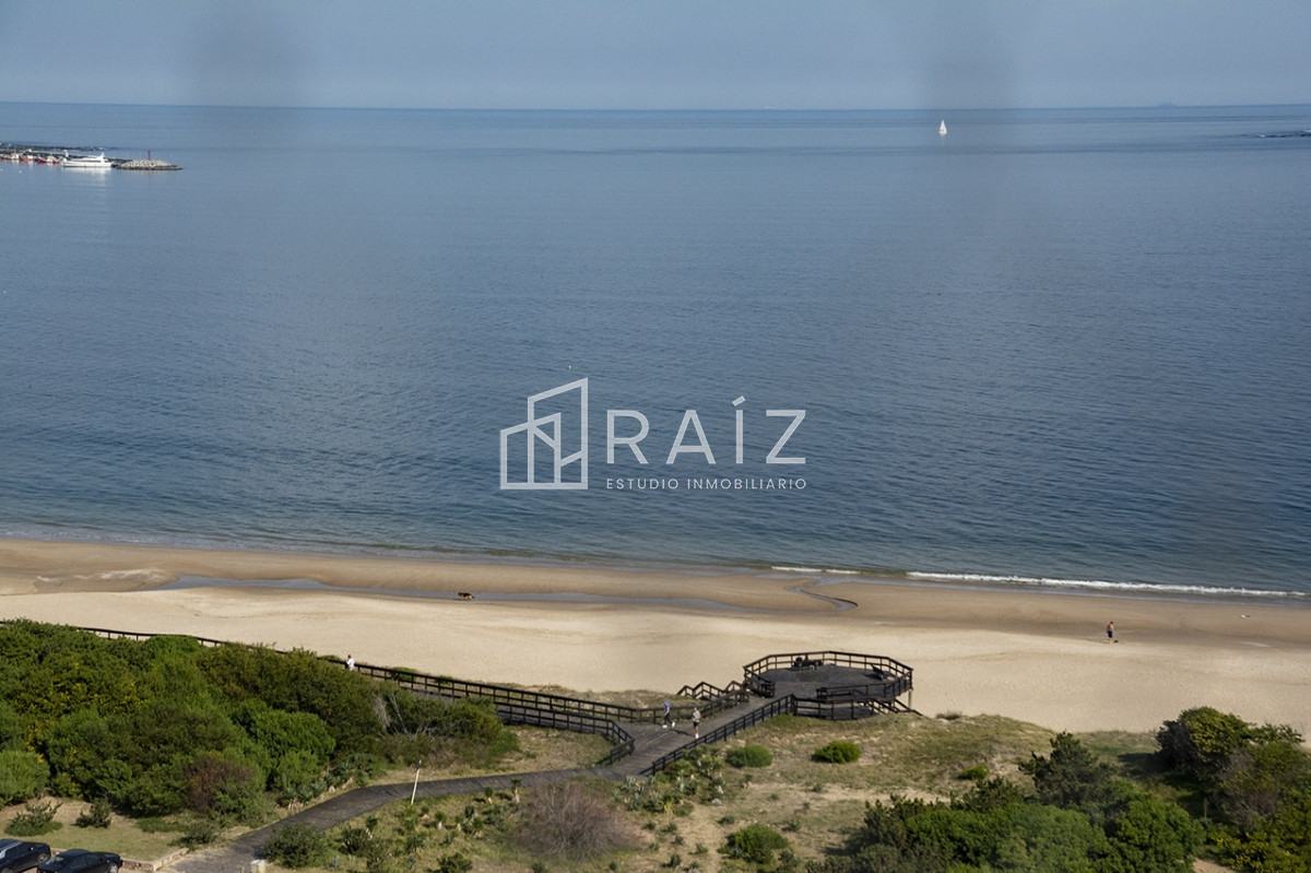 Apartamento ID.11842 - Departamento de 3 dormitorios en venta frente a Playa Mansa, Coral Tower