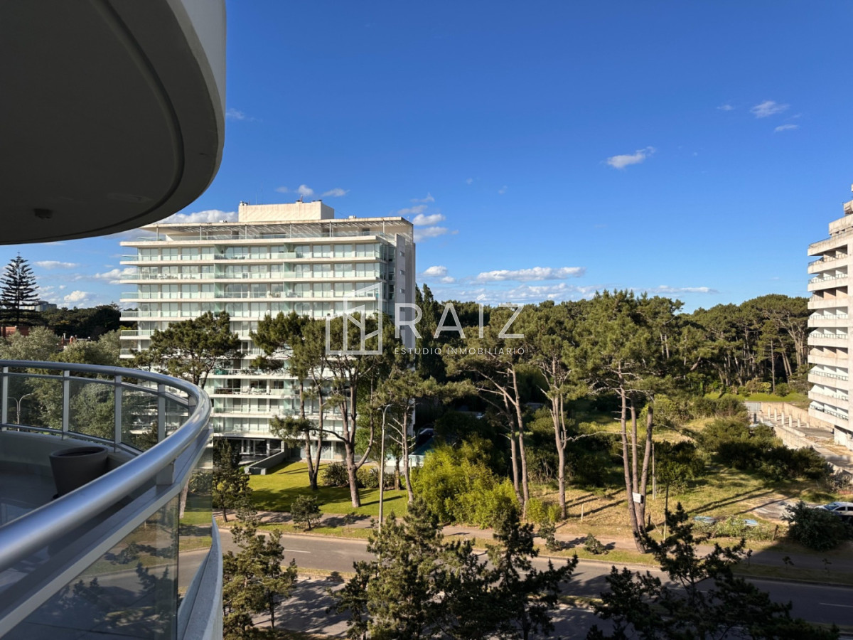 Apartamento ID.11739 - Hermoso apartamento en venta de 3 dormitorios y dependencia en Punta del Este.