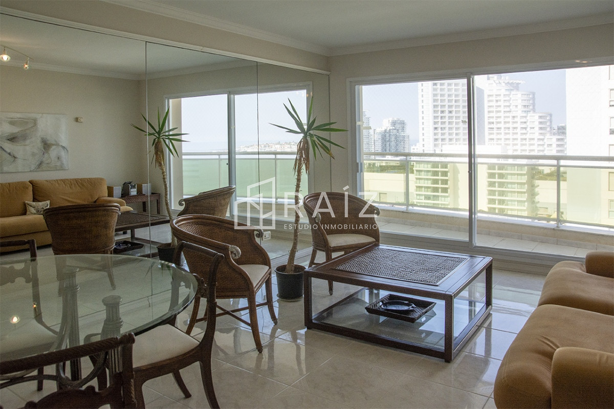 Apartamento ID.11842 - Departamento de 3 dormitorios en venta frente a Playa Mansa, Coral Tower
