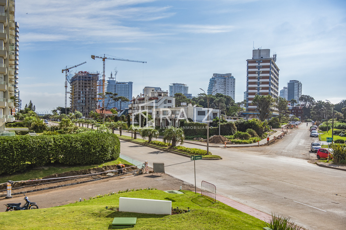 Apartamento ID.10580 - Vende departamento de 3 dormitorios en Ocean Tower, Punta del Este 