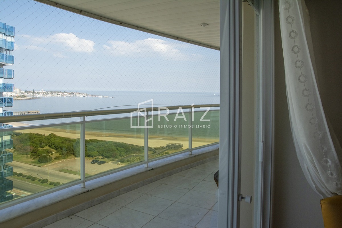 Apartamento ID.11842 - Departamento de 3 dormitorios en venta frente a Playa Mansa, Coral Tower