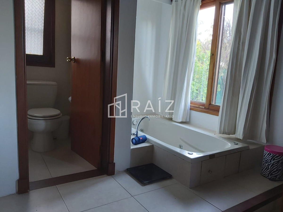 Casa ID.11840 - VENTA CASA 5 DORMITORIOS BEVERLY HILLS