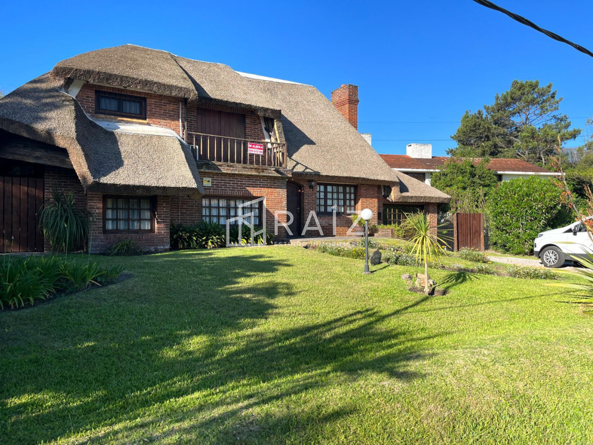 Casa ID.11284 - Hermosa cabaña de 4 dormitorios en venta a metros de Playa Mansa, Punta del Este