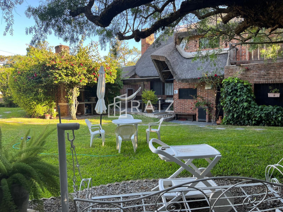 Casa ID.11284 - Hermosa cabaña de 4 dormitorios en venta a metros de Playa Mansa, Punta del Este