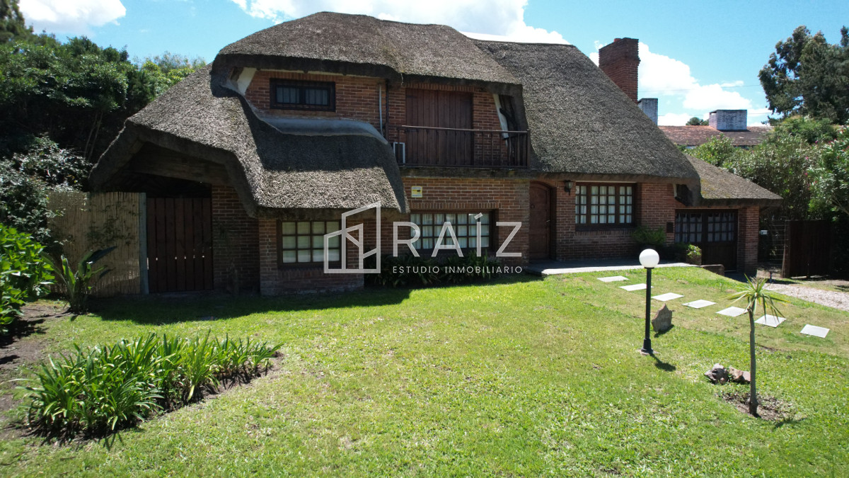 Casa ID.11284 - Hermosa cabaña de 4 dormitorios en venta a metros de Playa Mansa, Punta del Este