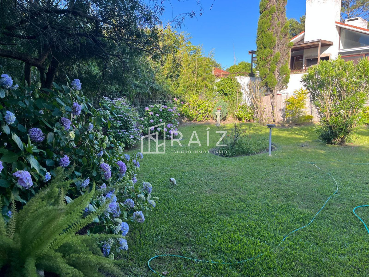 Casa ID.11284 - Hermosa cabaña de 4 dormitorios en venta a metros de Playa Mansa, Punta del Este