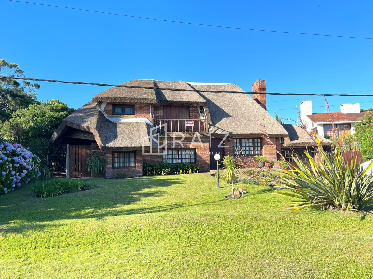 Casa ID.11284 - Hermosa cabaña de 4 dormitorios en venta a metros de Playa Mansa, Punta del Este