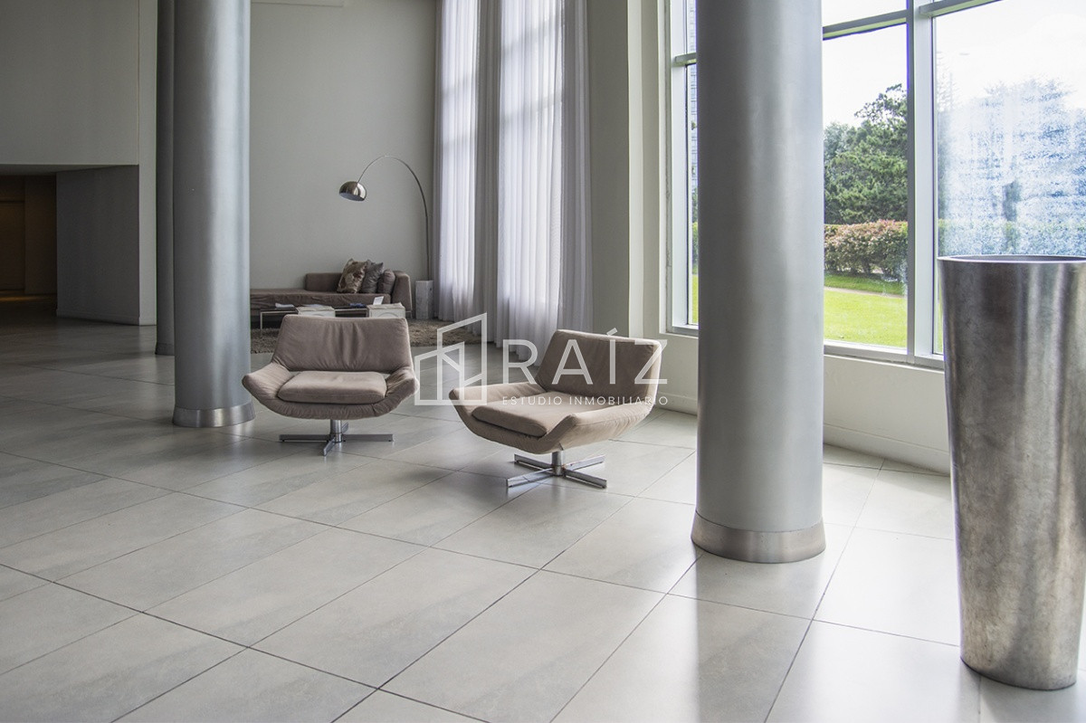 Apartamento ID.11739 - Hermoso apartamento en venta de 3 dormitorios y dependencia en Punta del Este.