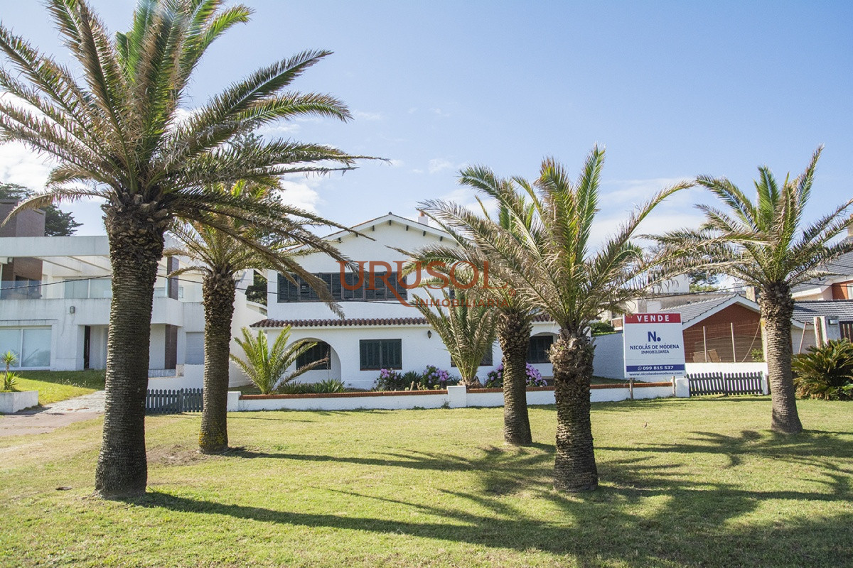 Casa ID.159 - Importante residencia frente al mar en venta.