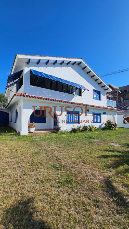 Casa ID.159 - Importante residencia frente al mar en venta.