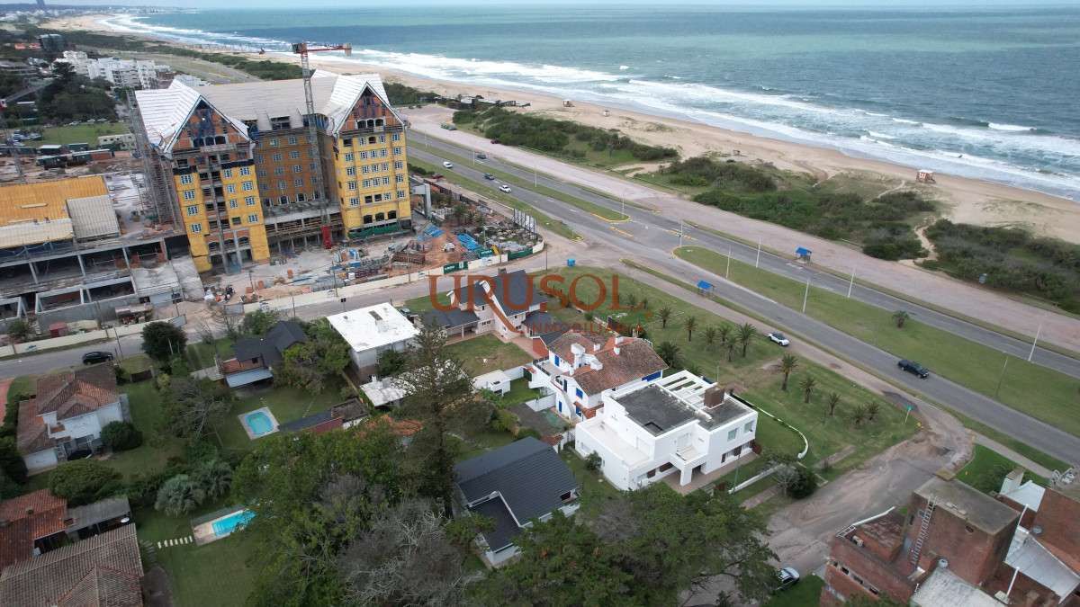 Casa ID.159 - Importante residencia frente al mar en venta.