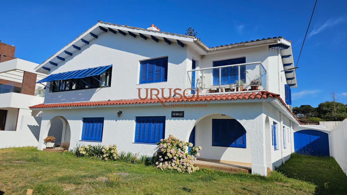 Casa ID.159 - Importante residencia frente al mar en venta.