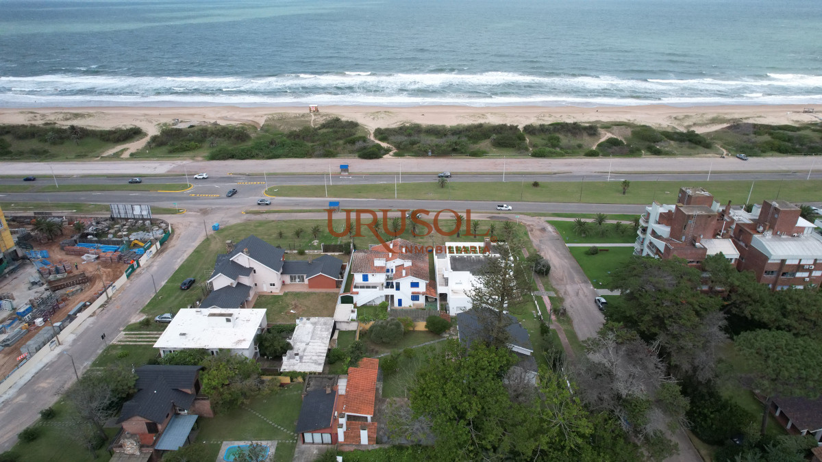 Casa ID.159 - Importante residencia frente al mar en venta.