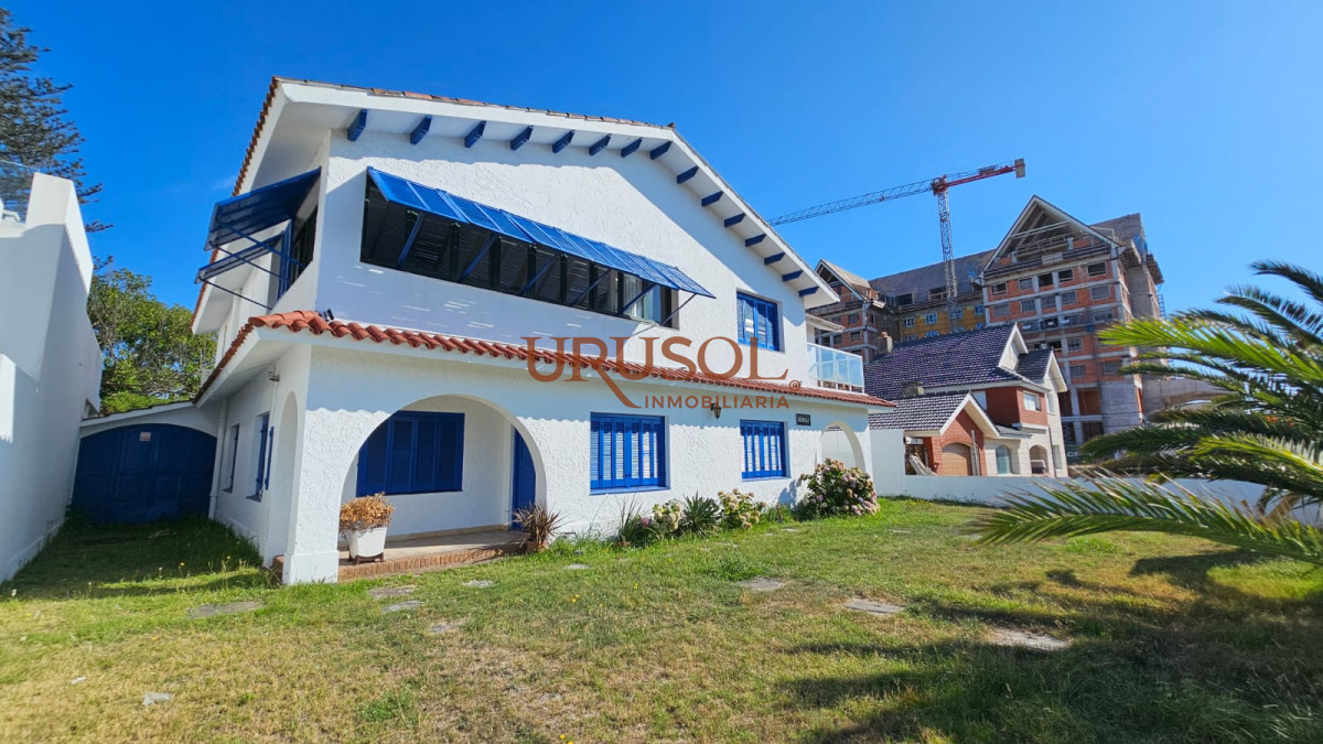 Casa ID.159 - Importante residencia frente al mar en venta.