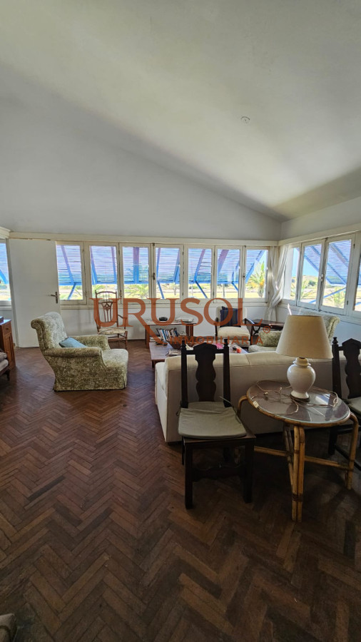 Casa ID.159 - Importante residencia frente al mar en venta.