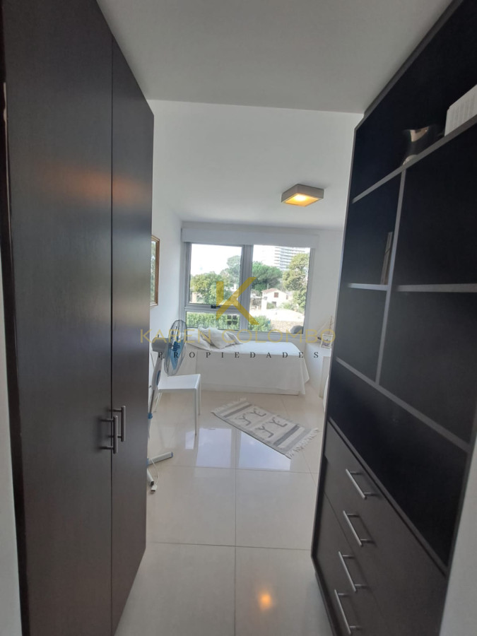 Apartamento ID.21096100 - Apartamento en Playa Mansa a la venta 3 Dormitorios con vista