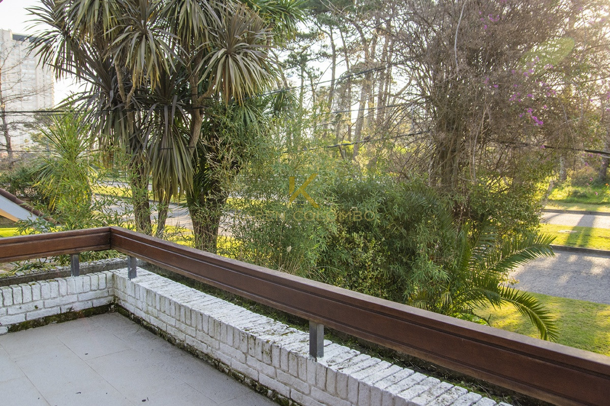 Casa ID.21094049 - Casa a la venta en playa mansa Punta Del Este, gran tamaño ubicada en zona privilegiada.