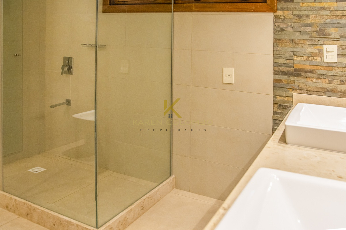 Casa ID.21094049 - Casa a la venta en playa mansa Punta Del Este, gran tamaño ubicada en zona privilegiada.