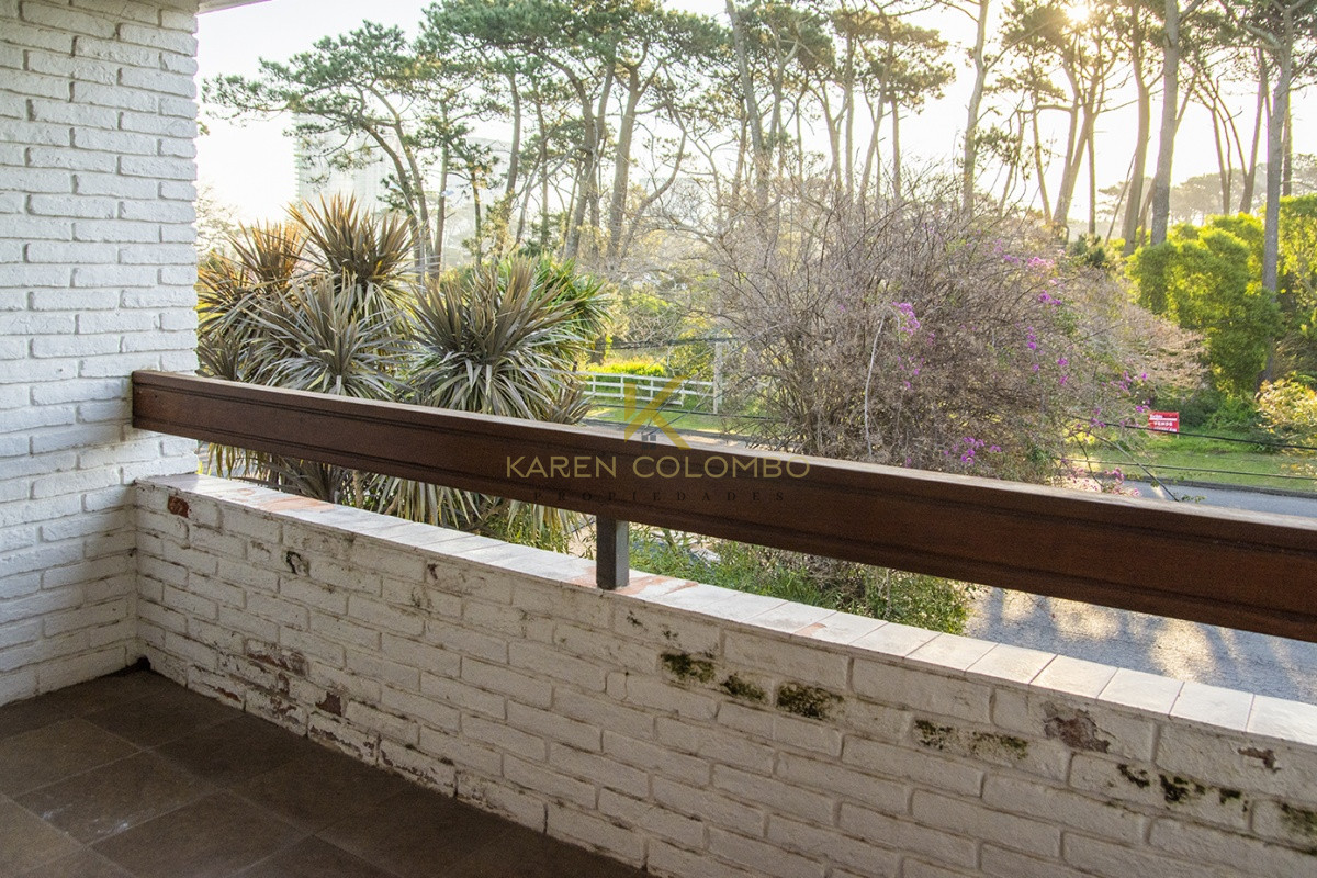 Casa ID.21094049 - Casa a la venta en playa mansa Punta Del Este, gran tamaño ubicada en zona privilegiada.