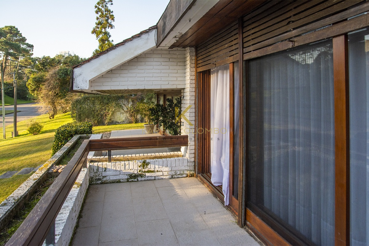 Casa ID.21094049 - Casa a la venta en playa mansa Punta Del Este, gran tamaño ubicada en zona privilegiada.