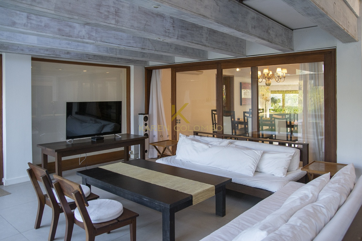 Casa ID.21094049 - Casa a la venta en playa mansa Punta Del Este, gran tamaño ubicada en zona privilegiada.
