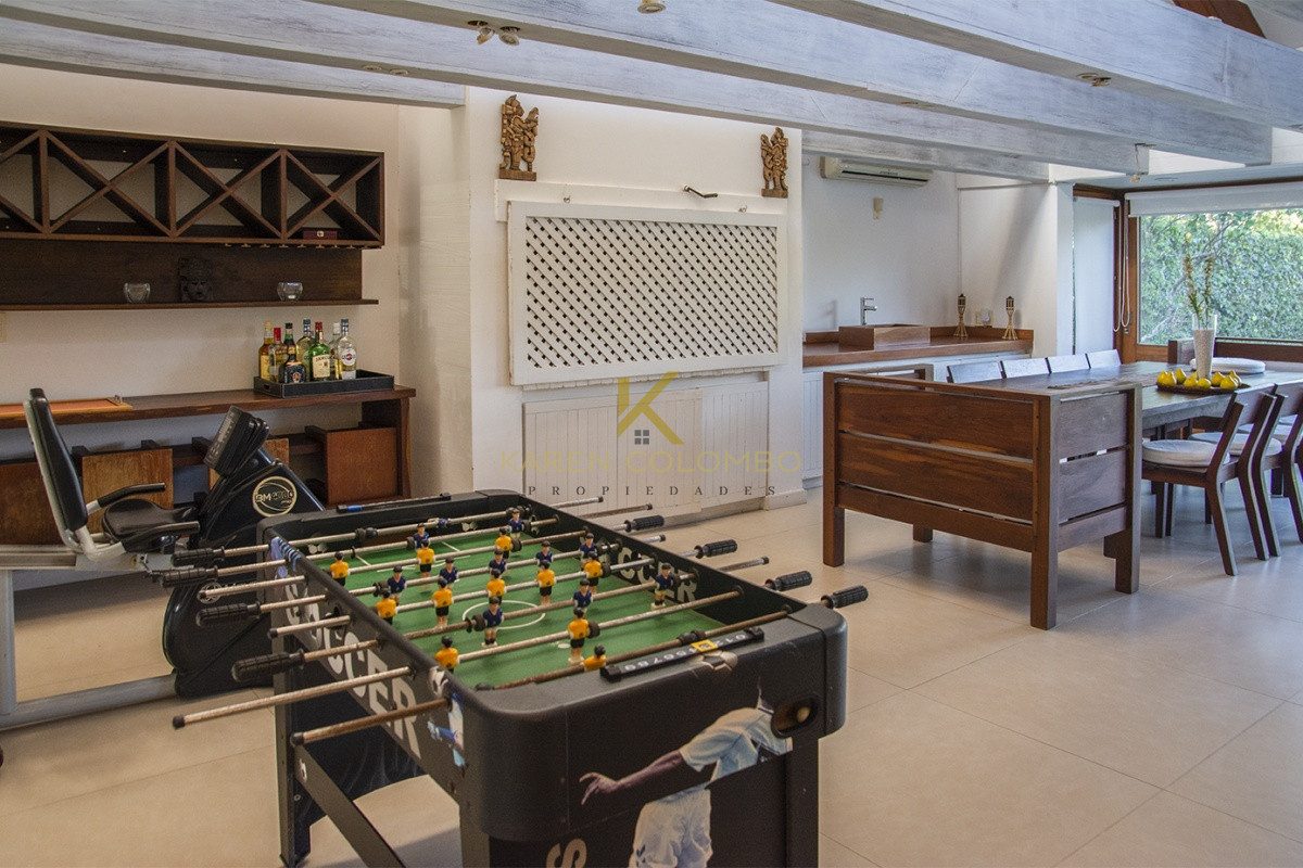 Casa ID.21094049 - Casa a la venta en playa mansa Punta Del Este, gran tamaño ubicada en zona privilegiada.