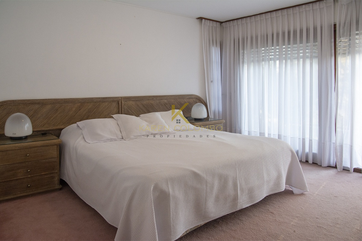 Casa ID.21094049 - Casa a la venta en playa mansa Punta Del Este, gran tamaño ubicada en zona privilegiada.