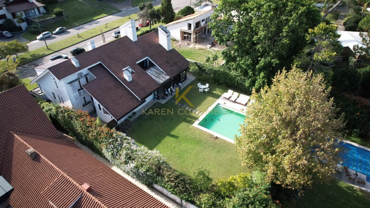 Casa ID.21094049 - Casa a la venta en playa mansa Punta Del Este, gran tamaño ubicada en zona privilegiada.