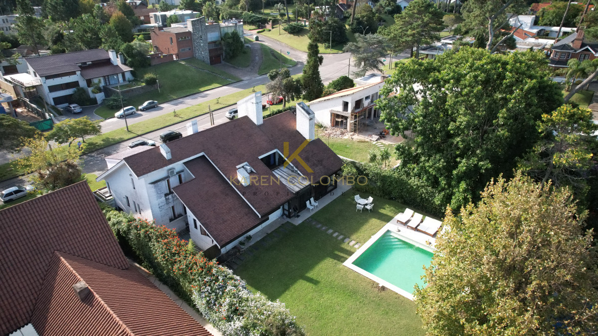 Casa ID.21094049 - Casa a la venta en playa mansa Punta Del Este, gran tamaño ubicada en zona privilegiada.