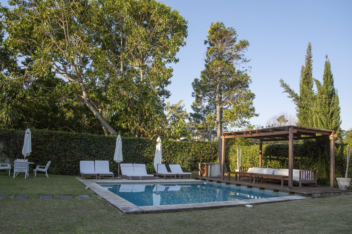 Casa ID.21094049 - Casa a la venta en playa mansa Punta Del Este, gran tamaño ubicada en zona privilegiada.