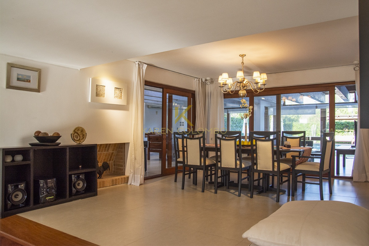 Casa ID.21094049 - Casa a la venta en playa mansa Punta Del Este, gran tamaño ubicada en zona privilegiada.