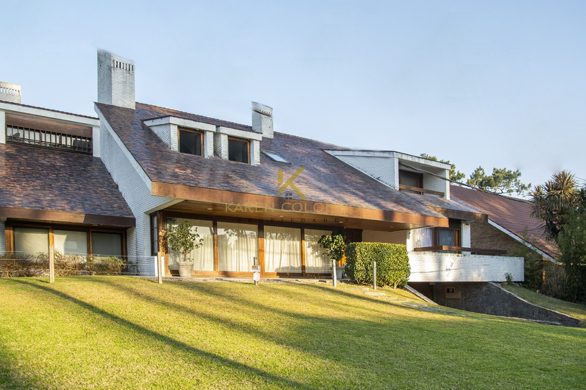 Casa ID.21094049 - Casa a la venta en playa mansa Punta Del Este, gran tamaño ubicada en zona privilegiada.