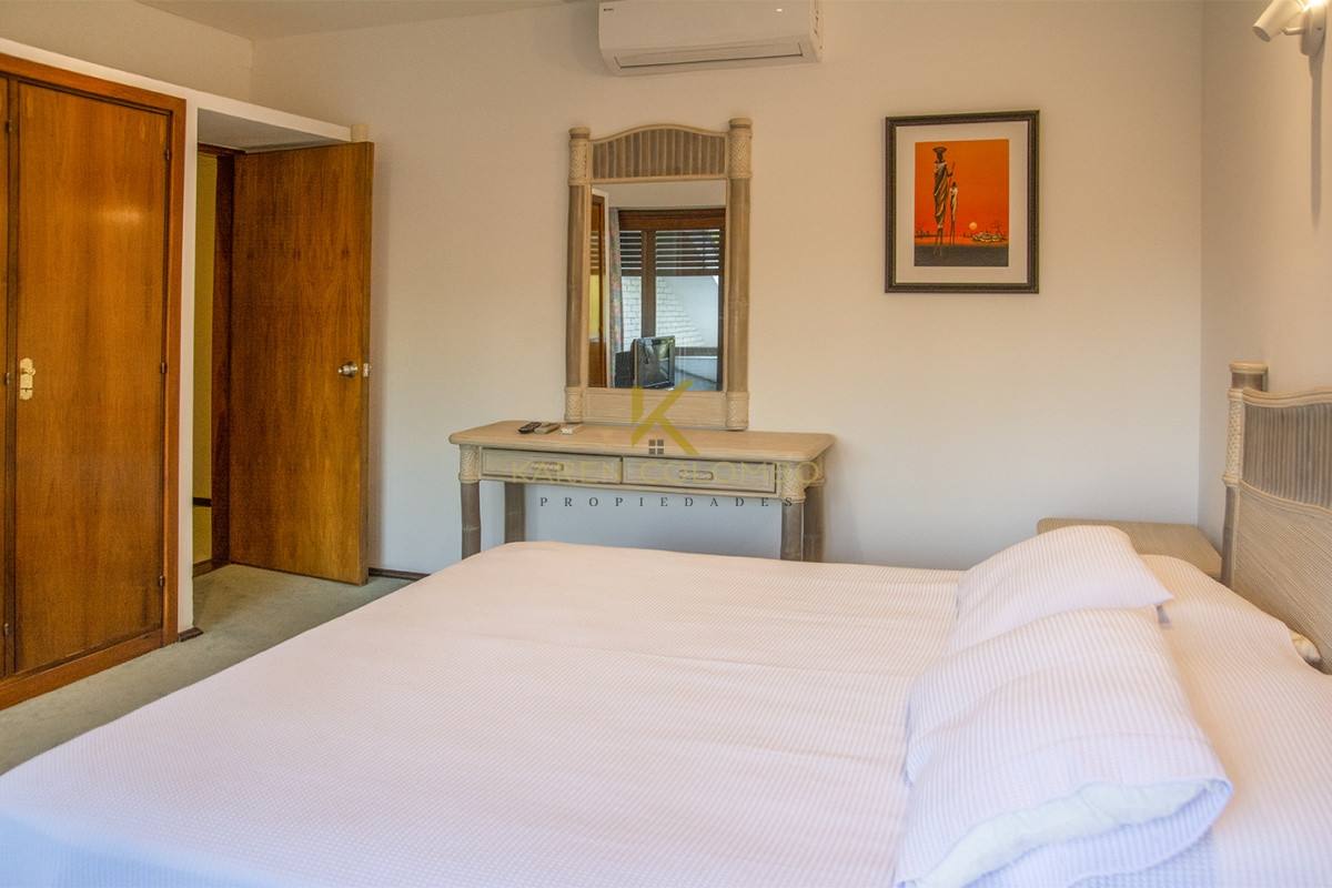Casa ID.21094049 - Casa a la venta en playa mansa Punta Del Este, gran tamaño ubicada en zona privilegiada.