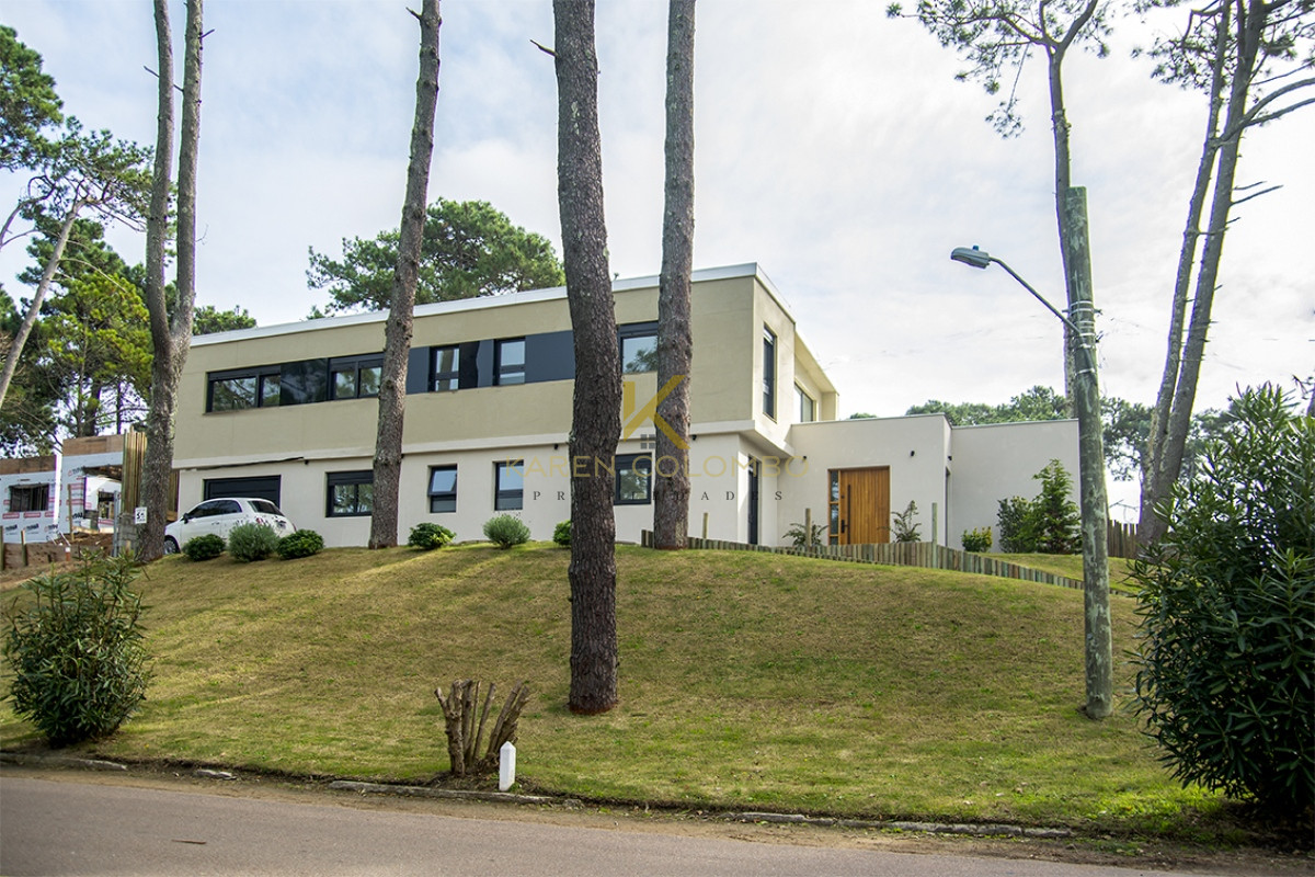 Casa ID.21095228 - Casa ideal de 4 dormitorios en suite en San Rafael Punta del Este.