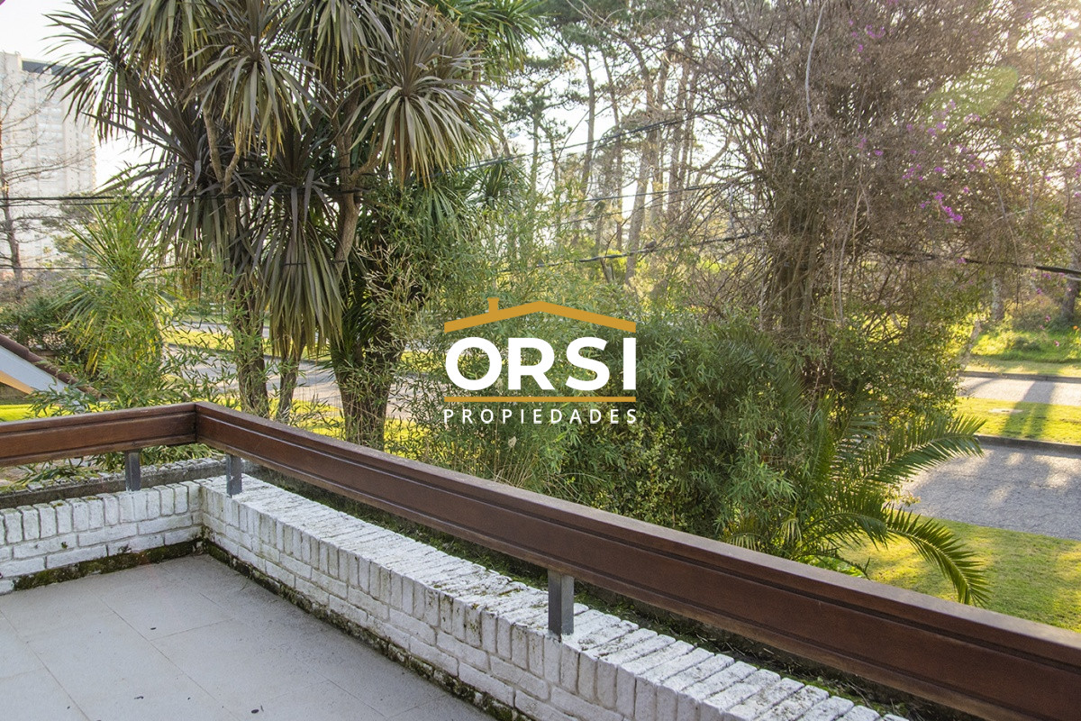 Casa ID.94 - Casa a la venta en playa mansa Punta Del Este, gran tamaño ubicada en zona privilegiada.