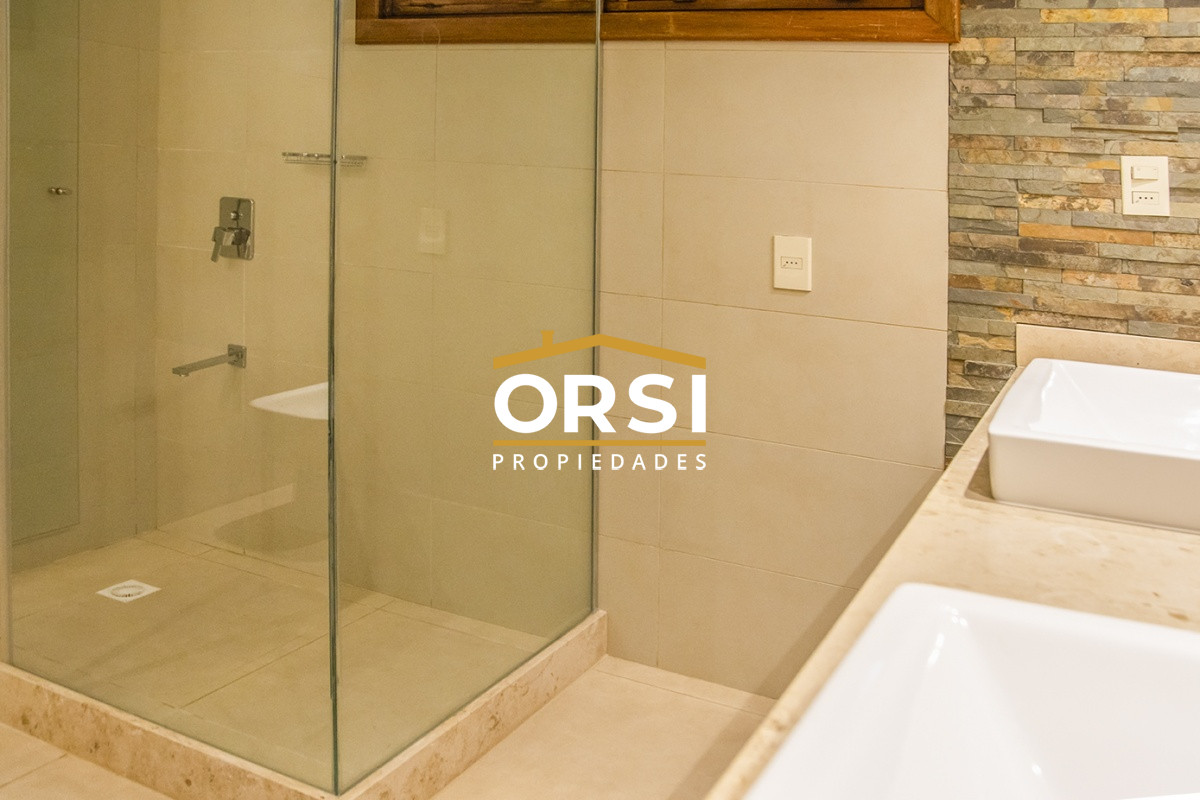 Casa ID.94 - Casa a la venta en playa mansa Punta Del Este, gran tamaño ubicada en zona privilegiada.